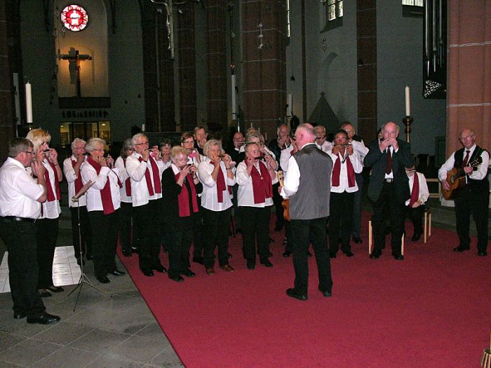 Die Mundharmonikagruppe unter Leitung von Lorenz Thyrian in der Herz-Jesu-Kirche Euskirchen
